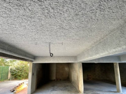 Flocage thermique pour le plancher d'un bâtiment
